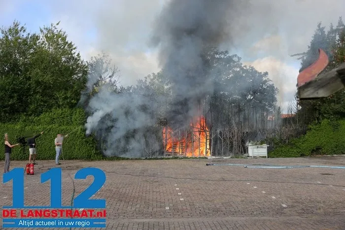 Schuurtje en coniferen in brand aan Loeffstraat in Waalwijk 3 Schuurtje en coniferen in brand aan Loeffstraat in Waalwijk 112 De Langstraat