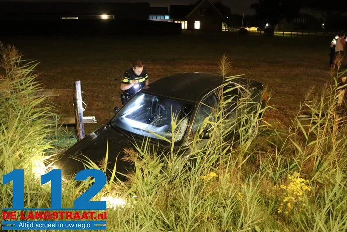 Automobilist belandt in weiland bij ongeluk in Drunen: onder invloed en aangehouden 10 Automobilist belandt in weiland bij ongeluk in Drunen: onder invloed en aangehouden 112 De Langstraat