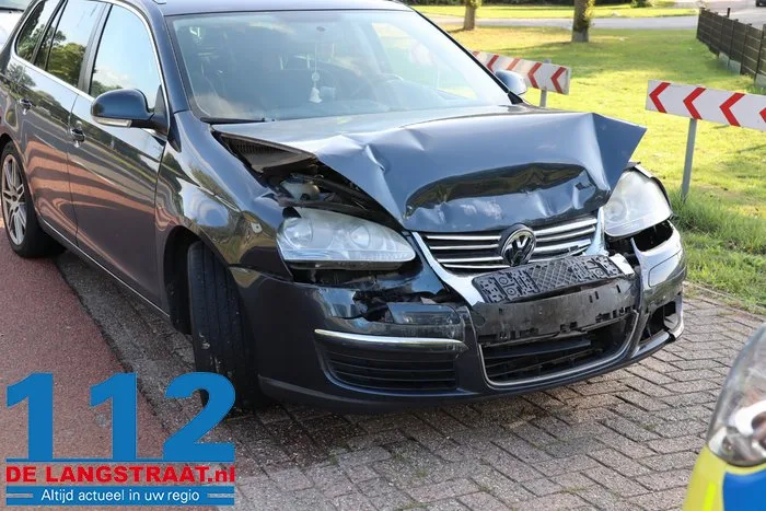 Auto’s fors beschadigd bij ongeval in Oudheusden: bestuurder nagekeken in de ambulance 112 De Langstraat