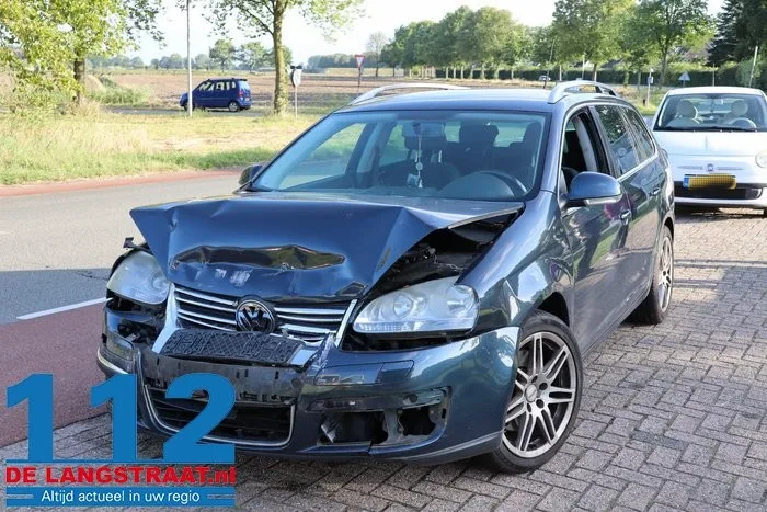 Auto’s fors beschadigd bij ongeval in Oudheusden: bestuurder nagekeken in de ambulance 112 De Langstraat