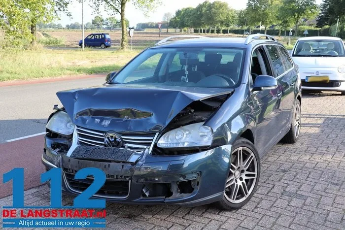 Auto’s fors beschadigd bij ongeval in Oudheusden: bestuurder nagekeken in de ambulance 112 De Langstraat