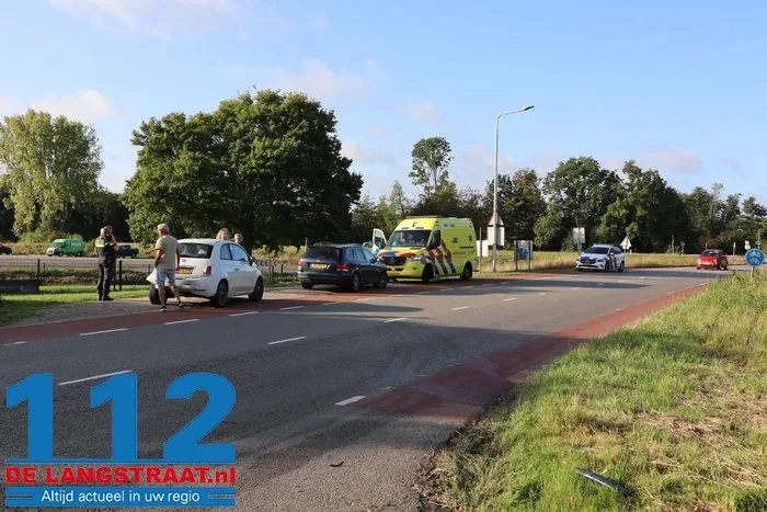Auto’s fors beschadigd bij ongeval in Oudheusden: bestuurder nagekeken in de ambulance 112 De Langstraat