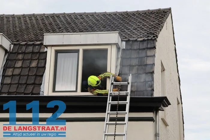 Dak en goot beschadigd door brand tijdens solderen in Kaatsheuvel 112 De Langstraat