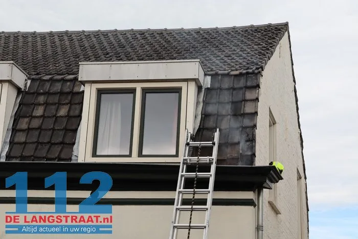 Dak en goot beschadigd door brand tijdens solderen in Kaatsheuvel 112 De Langstraat