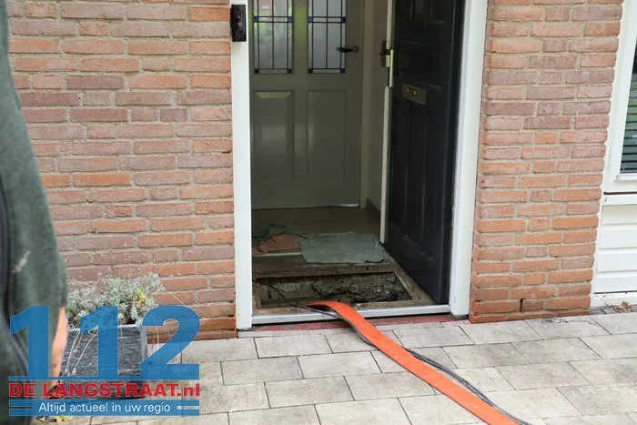 Waterleiding gesprongen in de Groen van Prinstererlaan in Vlijmen 112 De Langstraat