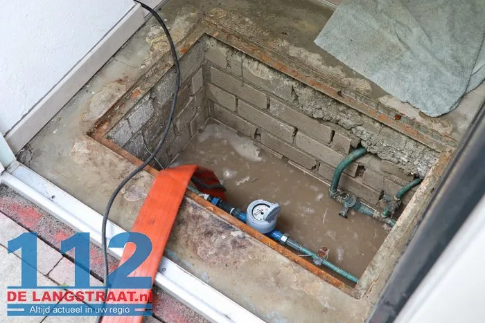 Waterleiding gesprongen in de Groen van Prinstererlaan in Vlijmen 112 De Langstraat