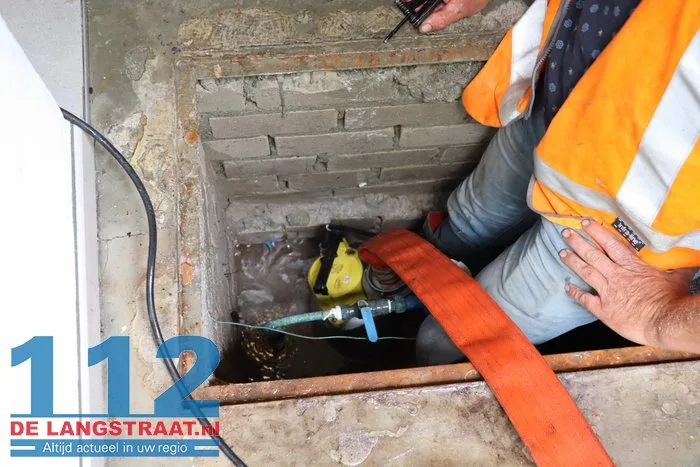 Waterleiding gesprongen in de Groen van Prinstererlaan in Vlijmen 112 De Langstraat