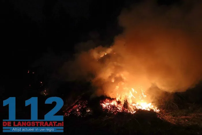 Berg hooi en riet in brand aan Meidoornweg in Waalwijk 1 Berg hooi en riet in brand aan Meidoornweg in Waalwijk 112 De Langstraat