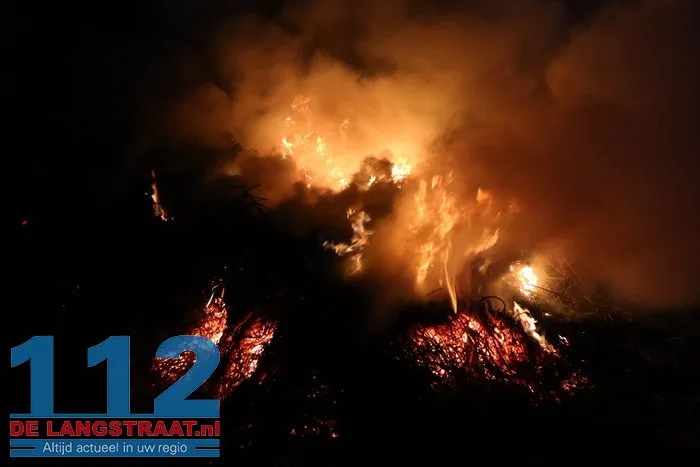 Berg hooi en riet in brand aan Meidoornweg in Waalwijk 3 Berg hooi en riet in brand aan Meidoornweg in Waalwijk 112 De Langstraat
