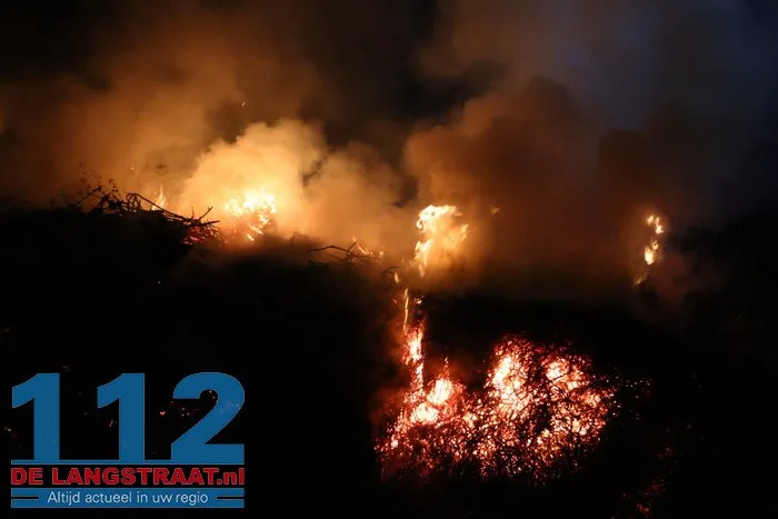 Berg hooi en riet in brand aan Meidoornweg in Waalwijk 4 Berg hooi en riet in brand aan Meidoornweg in Waalwijk 112 De Langstraat