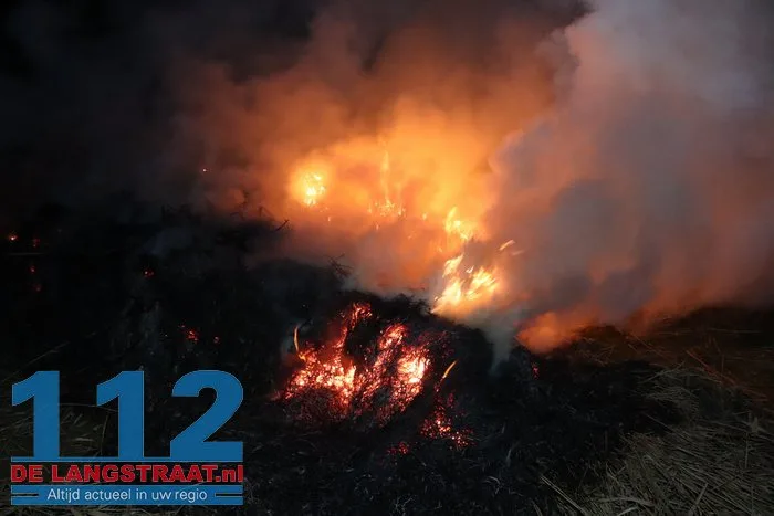 Berg hooi en riet in brand aan Meidoornweg in Waalwijk 5 Berg hooi en riet in brand aan Meidoornweg in Waalwijk 112 De Langstraat
