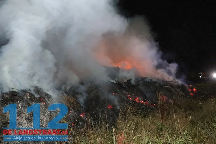 Berg hooi en riet in brand aan Meidoornweg in Waalwijk 6 Berg hooi en riet in brand aan Meidoornweg in Waalwijk 112 De Langstraat