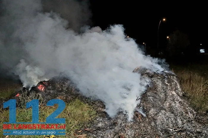 Berg hooi en riet in brand aan Meidoornweg in Waalwijk 7 Berg hooi en riet in brand aan Meidoornweg in Waalwijk 112 De Langstraat