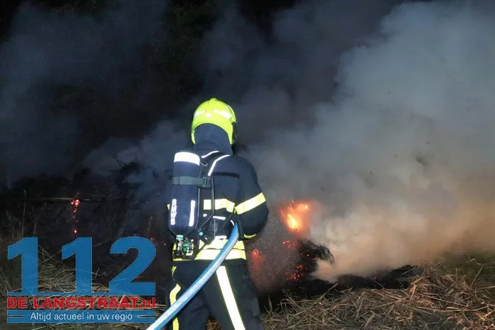 Berg hooi en riet in brand aan Meidoornweg in Waalwijk 9 Berg hooi en riet in brand aan Meidoornweg in Waalwijk 112 De Langstraat