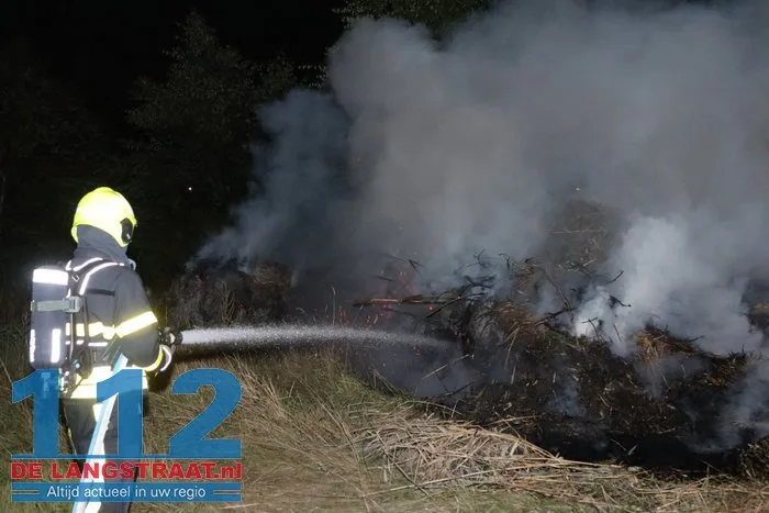 Berg hooi en riet in brand aan Meidoornweg in Waalwijk 10 Berg hooi en riet in brand aan Meidoornweg in Waalwijk 112 De Langstraat