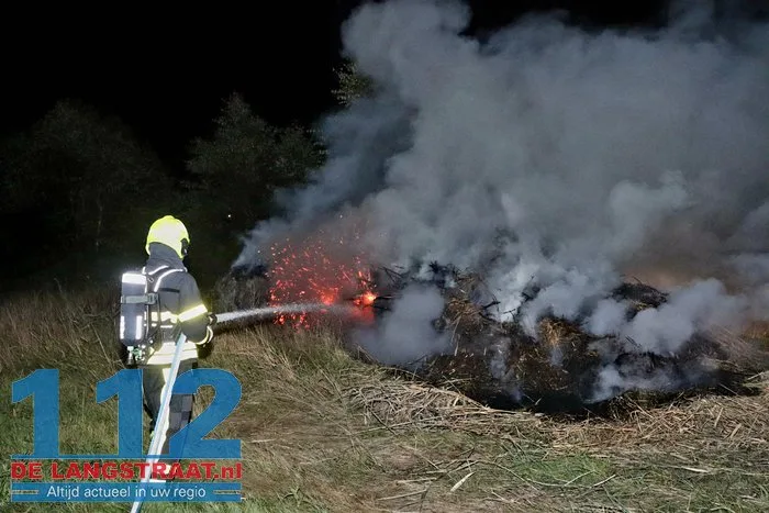 Berg hooi en riet in brand aan Meidoornweg in Waalwijk 11 Berg hooi en riet in brand aan Meidoornweg in Waalwijk 112 De Langstraat