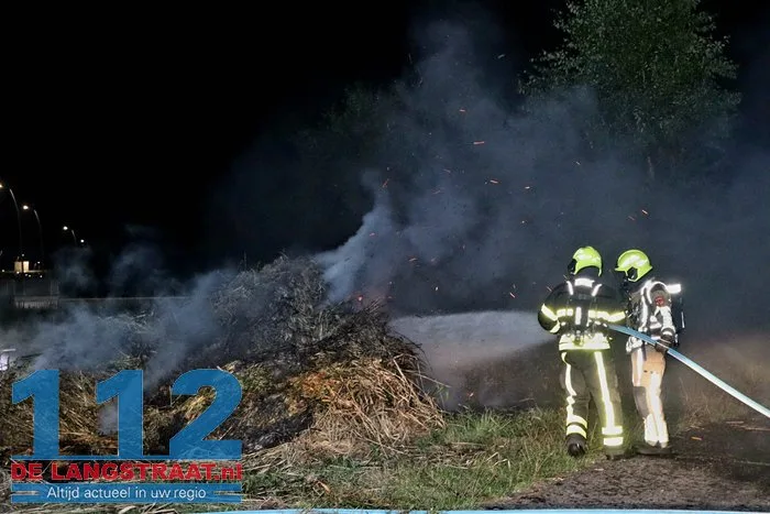 Berg hooi en riet in brand aan Meidoornweg in Waalwijk 12 Berg hooi en riet in brand aan Meidoornweg in Waalwijk 112 De Langstraat