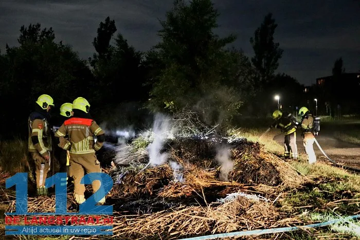 Berg hooi en riet in brand aan Meidoornweg in Waalwijk 13 Berg hooi en riet in brand aan Meidoornweg in Waalwijk 112 De Langstraat