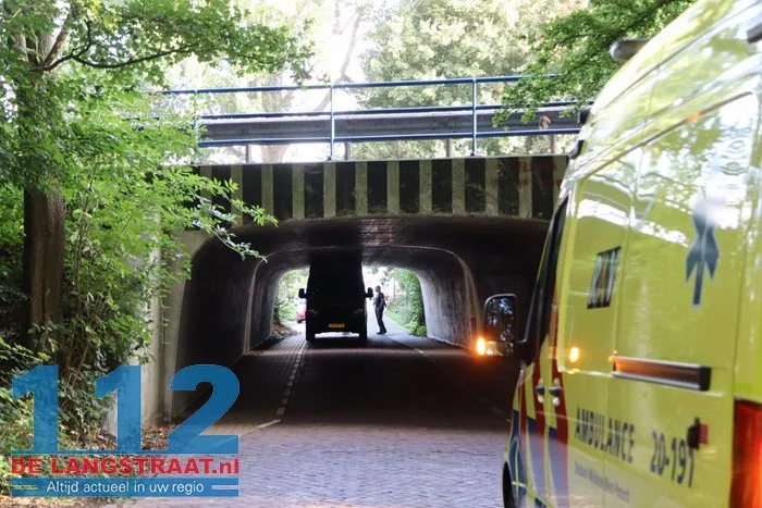 Bestelbusje zit klem in tunneltje en moet er met een kabel uitgetrokken worden 1 Bestelbusje zit klem in tunneltje en moet er met een kabel uitgetrokken worden 112 De Langstraat