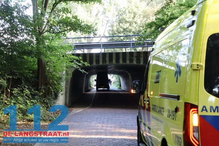 Bestelbusje zit klem in tunneltje en moet er met een kabel uitgetrokken worden 2 Bestelbusje zit klem in tunneltje en moet er met een kabel uitgetrokken worden 112 De Langstraat