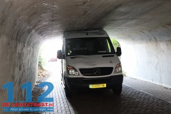 Bestelbusje zit klem in tunneltje en moet er met een kabel uitgetrokken worden 3 Bestelbusje zit klem in tunneltje en moet er met een kabel uitgetrokken worden 112 De Langstraat