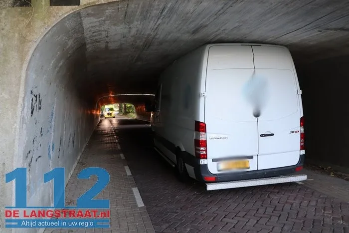 Bestelbusje zit klem in tunneltje en moet er met een kabel uitgetrokken worden 5 Bestelbusje zit klem in tunneltje en moet er met een kabel uitgetrokken worden 112 De Langstraat