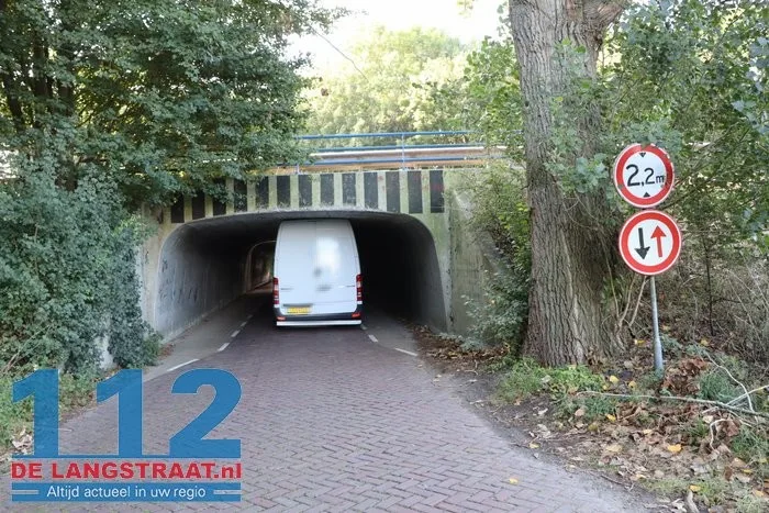 Bestelbusje zit klem in tunneltje en moet er met een kabel uitgetrokken worden 6 Bestelbusje zit klem in tunneltje en moet er met een kabel uitgetrokken worden 112 De Langstraat