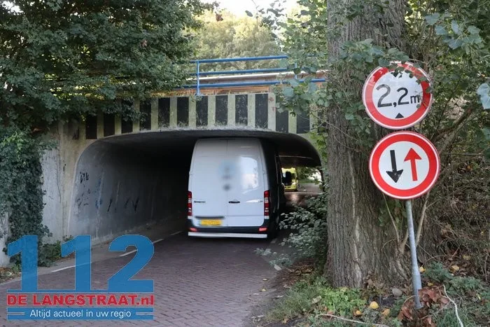 Bestelbusje zit klem in tunneltje en moet er met een kabel uitgetrokken worden 7 Bestelbusje zit klem in tunneltje en moet er met een kabel uitgetrokken worden 112 De Langstraat