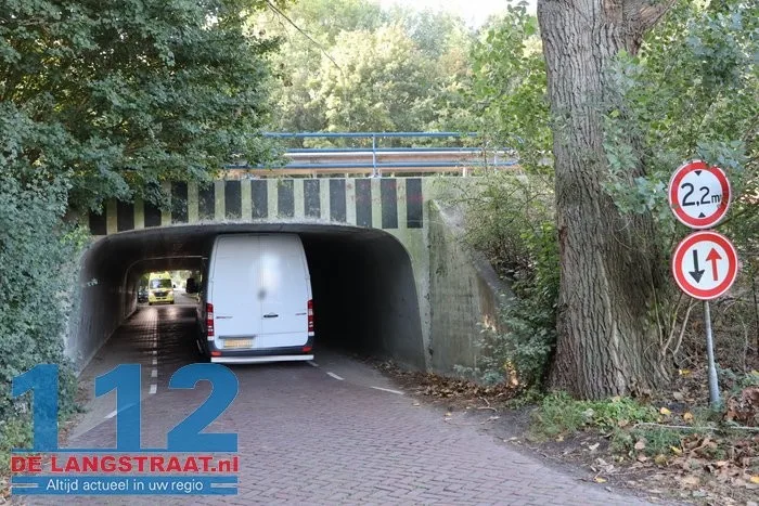 Bestelbusje zit klem in tunneltje en moet er met een kabel uitgetrokken worden 8 Bestelbusje zit klem in tunneltje en moet er met een kabel uitgetrokken worden 112 De Langstraat