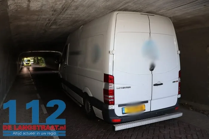 Bestelbusje zit klem in tunneltje en moet er met een kabel uitgetrokken worden 9 Bestelbusje zit klem in tunneltje en moet er met een kabel uitgetrokken worden 112 De Langstraat