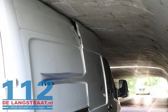 Bestelbusje zit klem in tunneltje en moet er met een kabel uitgetrokken worden 10 Bestelbusje zit klem in tunneltje en moet er met een kabel uitgetrokken worden 112 De Langstraat