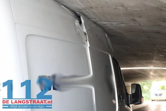 Bestelbusje zit klem in tunneltje en moet er met een kabel uitgetrokken worden 11 Bestelbusje zit klem in tunneltje en moet er met een kabel uitgetrokken worden 112 De Langstraat