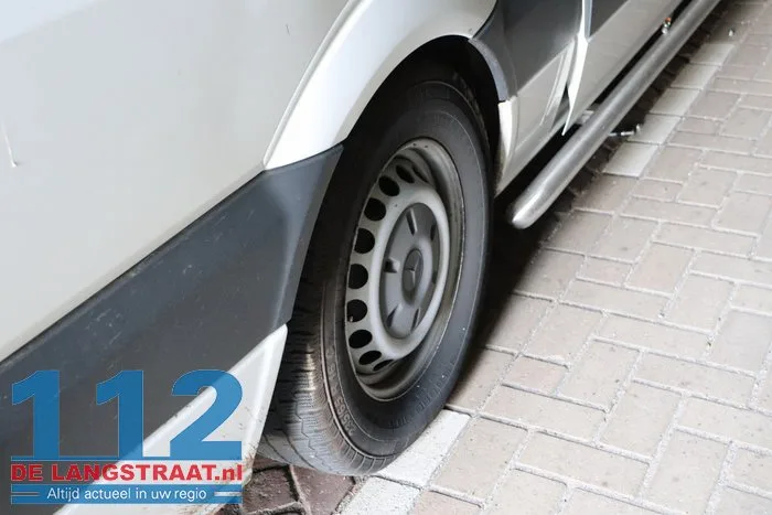 Bestelbusje zit klem in tunneltje en moet er met een kabel uitgetrokken worden 12 Bestelbusje zit klem in tunneltje en moet er met een kabel uitgetrokken worden 112 De Langstraat