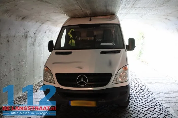 Bestelbusje zit klem in tunneltje en moet er met een kabel uitgetrokken worden 13 Bestelbusje zit klem in tunneltje en moet er met een kabel uitgetrokken worden 112 De Langstraat