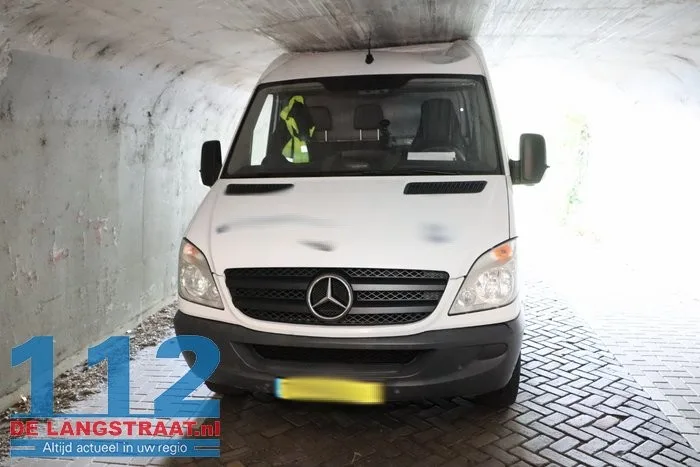 Bestelbusje zit klem in tunneltje en moet er met een kabel uitgetrokken worden 14 Bestelbusje zit klem in tunneltje en moet er met een kabel uitgetrokken worden 112 De Langstraat