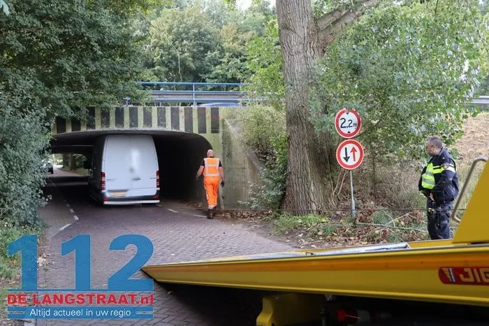 Bestelbusje zit klem in tunneltje en moet er met een kabel uitgetrokken worden 15 Bestelbusje zit klem in tunneltje en moet er met een kabel uitgetrokken worden 112 De Langstraat