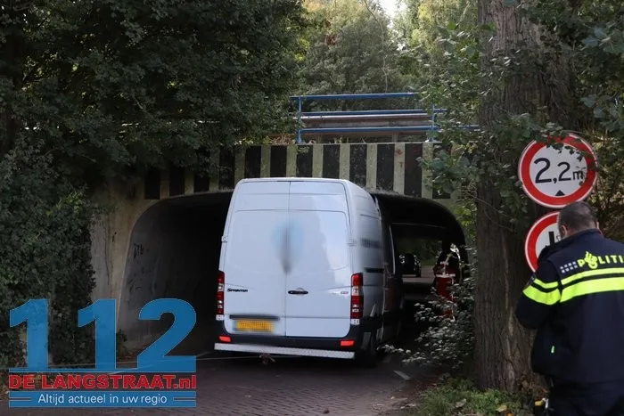 Bestelbusje zit klem in tunneltje en moet er met een kabel uitgetrokken worden 16 Bestelbusje zit klem in tunneltje en moet er met een kabel uitgetrokken worden 112 De Langstraat