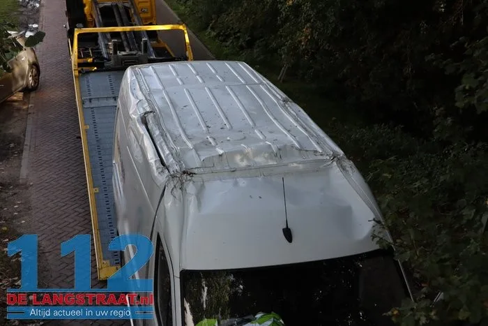 Bestelbusje zit klem in tunneltje en moet er met een kabel uitgetrokken worden 21 Bestelbusje zit klem in tunneltje en moet er met een kabel uitgetrokken worden 112 De Langstraat
