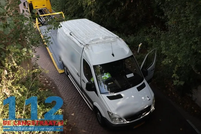 Bestelbusje zit klem in tunneltje en moet er met een kabel uitgetrokken worden 23 Bestelbusje zit klem in tunneltje en moet er met een kabel uitgetrokken worden 112 De Langstraat