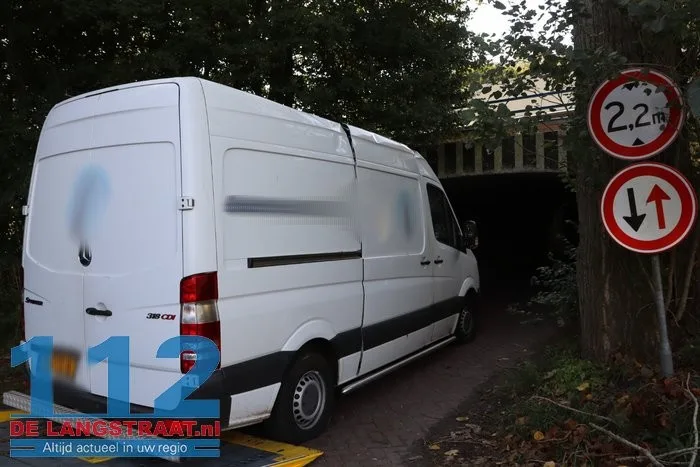 Bestelbusje zit klem in tunneltje en moet er met een kabel uitgetrokken worden 24 Bestelbusje zit klem in tunneltje en moet er met een kabel uitgetrokken worden 112 De Langstraat