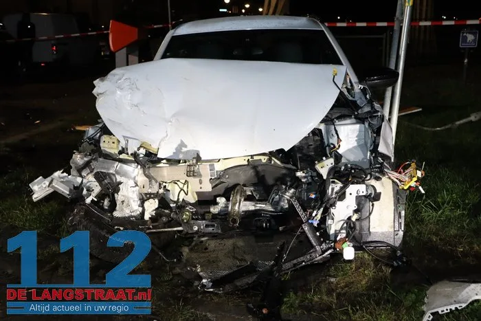 Achtervolging eindigt in zware crash in Waalwijk 112 De Langstraat