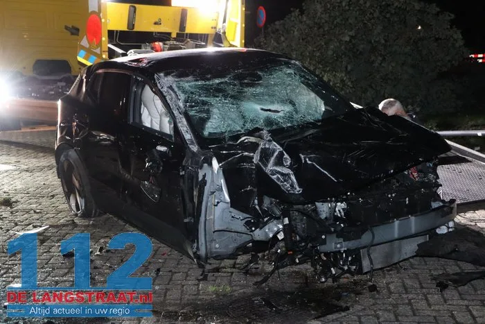 Achtervolging eindigt in zware crash in Waalwijk 112 De Langstraat