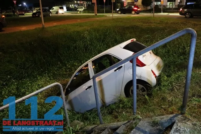 Vrouw botst met auto op lijnbus en belandt in sloot Nieuwkuijk 1 Vrouw botst met auto op lijnbus en belandt in sloot Nieuwkuijk 112 De Langstraat