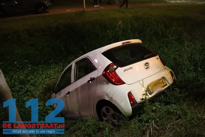 Vrouw botst met auto op lijnbus en belandt in sloot Nieuwkuijk 2 Vrouw botst met auto op lijnbus en belandt in sloot Nieuwkuijk 112 De Langstraat