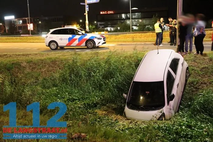 Vrouw botst met auto op lijnbus en belandt in sloot Nieuwkuijk 3 Vrouw botst met auto op lijnbus en belandt in sloot Nieuwkuijk 112 De Langstraat