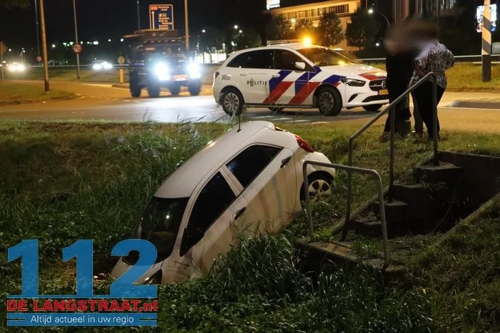 Vrouw botst met auto op lijnbus en belandt in sloot Nieuwkuijk 4 Vrouw botst met auto op lijnbus en belandt in sloot Nieuwkuijk 112 De Langstraat