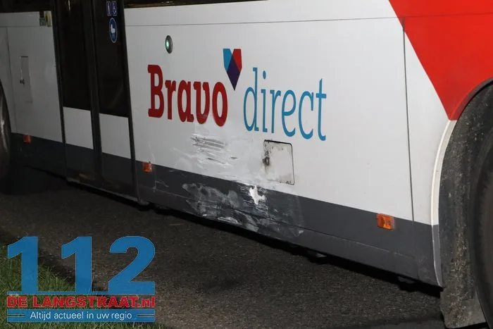 Vrouw botst met auto op lijnbus en belandt in sloot Nieuwkuijk 7 Vrouw botst met auto op lijnbus en belandt in sloot Nieuwkuijk 112 De Langstraat