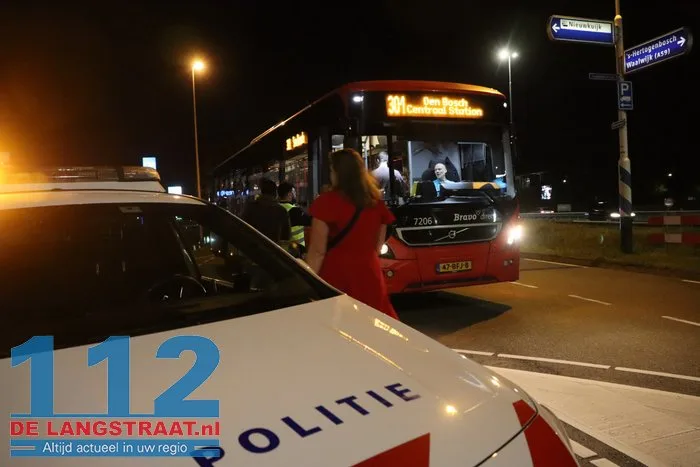 Vrouw botst met auto op lijnbus en belandt in sloot Nieuwkuijk 8 Vrouw botst met auto op lijnbus en belandt in sloot Nieuwkuijk 112 De Langstraat