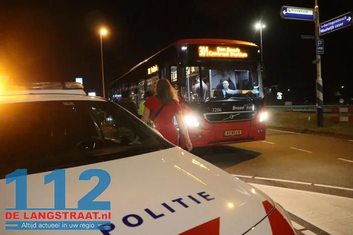 Vrouw botst met auto op lijnbus en belandt in sloot Nieuwkuijk 9 Vrouw botst met auto op lijnbus en belandt in sloot Nieuwkuijk 112 De Langstraat