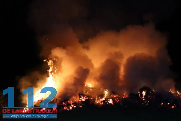 Wederom staat flinke berg gemaaid gras in brand Sprang-Capelle 112 De Langstraat